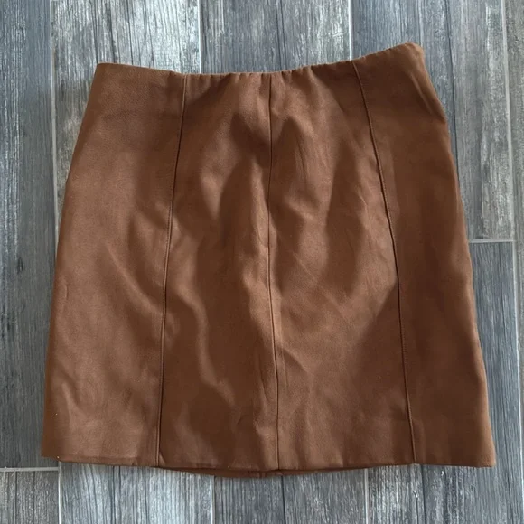 H&M Faux Suede Mini Skirt | Brown | Size 2 | Chic & Trendy - Picture 3 of 3